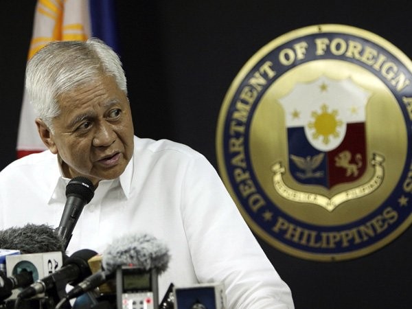 Ngoại trưởng Philippines Albert del Rosario, người có công "xin" được 30 triệu USD của Mỹ cho Philippines - bình luận của China News